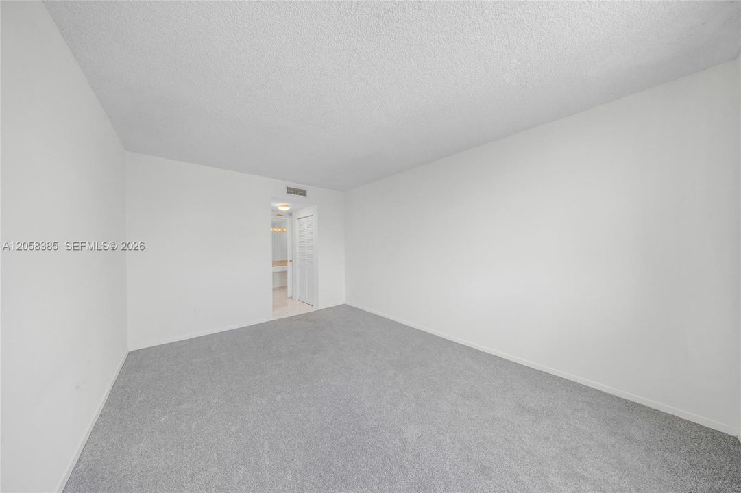 For Sale: $239,000 (1 beds, 1 baths, 762 Square Feet)