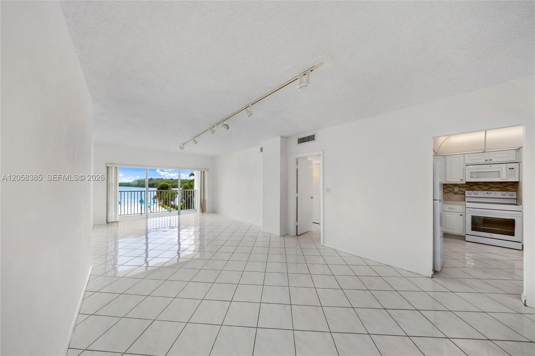 For Sale: $239,000 (1 beds, 1 baths, 762 Square Feet)