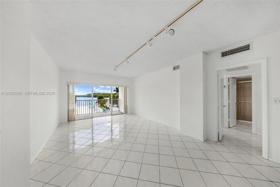 For Sale: $239,000 (1 beds, 1 baths, 762 Square Feet)