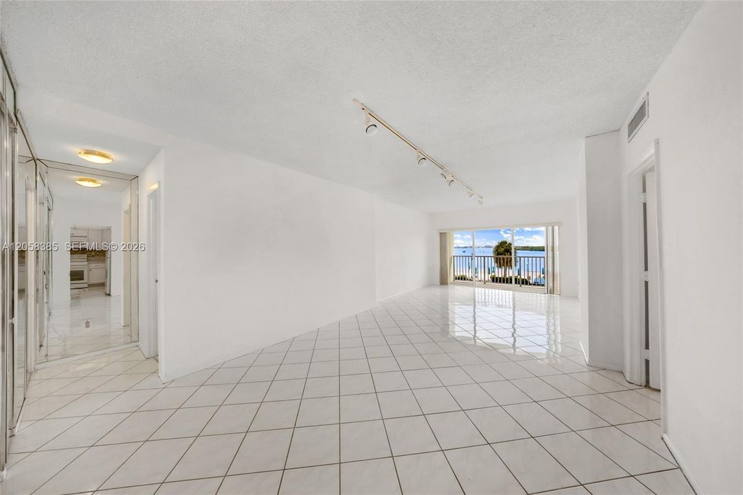 For Sale: $239,000 (1 beds, 1 baths, 762 Square Feet)