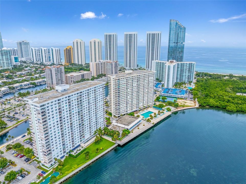For Sale: $239,000 (1 beds, 1 baths, 762 Square Feet)