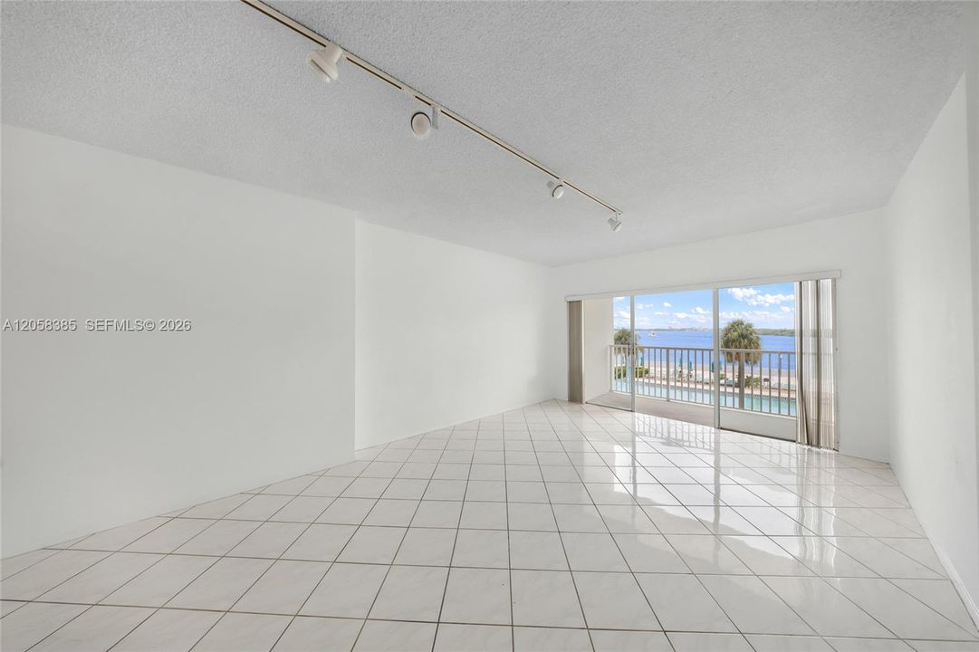 For Sale: $239,000 (1 beds, 1 baths, 762 Square Feet)