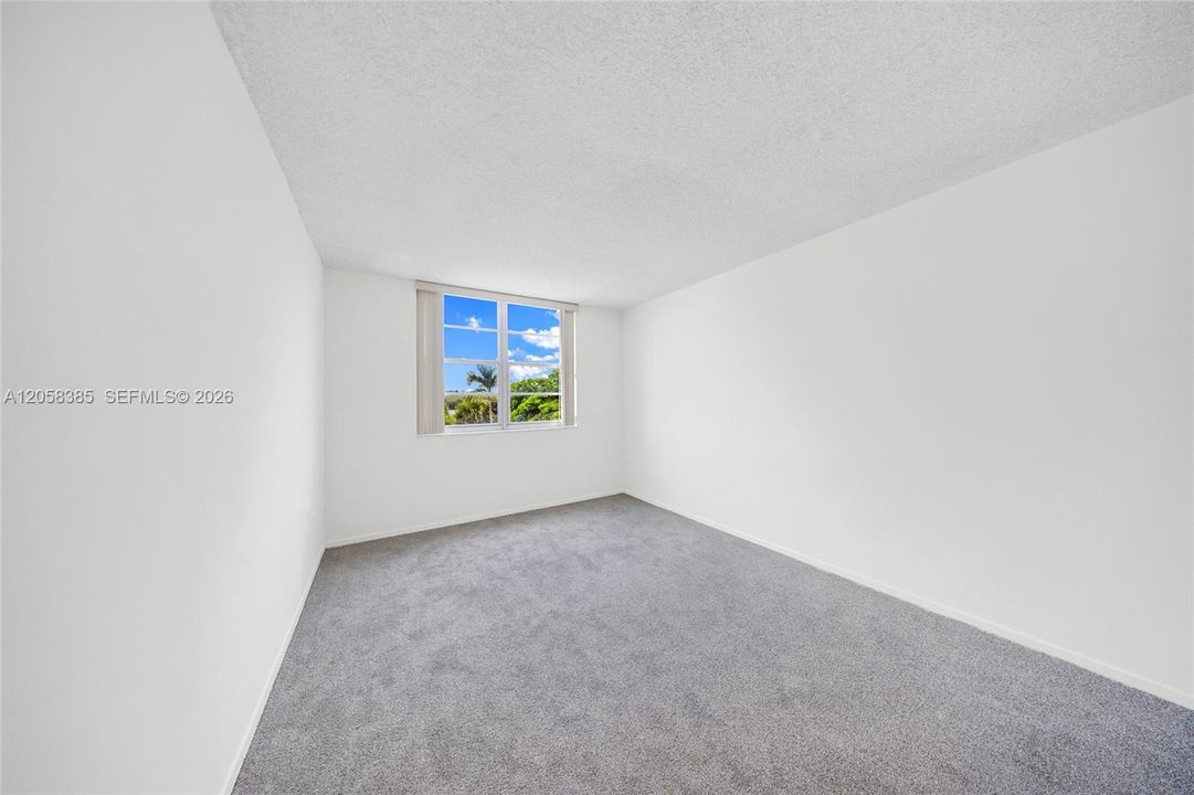 For Sale: $239,000 (1 beds, 1 baths, 762 Square Feet)