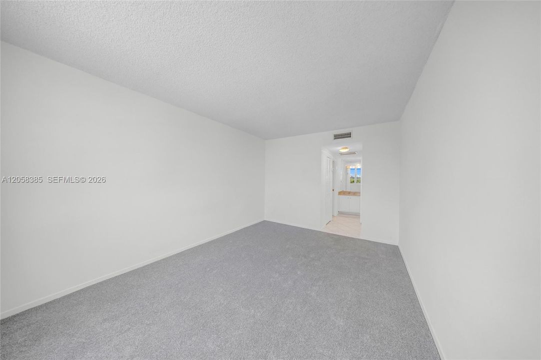 For Sale: $239,000 (1 beds, 1 baths, 762 Square Feet)