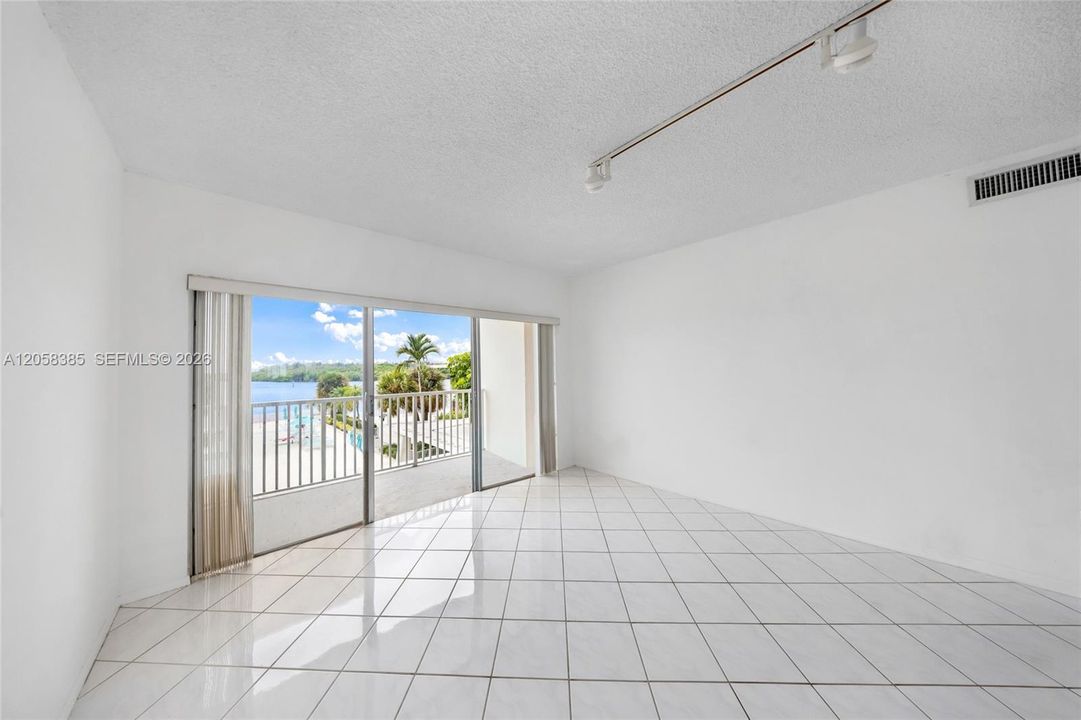 For Sale: $239,000 (1 beds, 1 baths, 762 Square Feet)