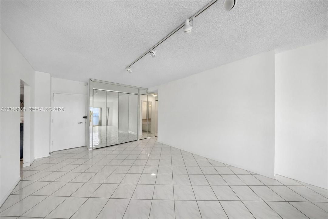 For Sale: $239,000 (1 beds, 1 baths, 762 Square Feet)