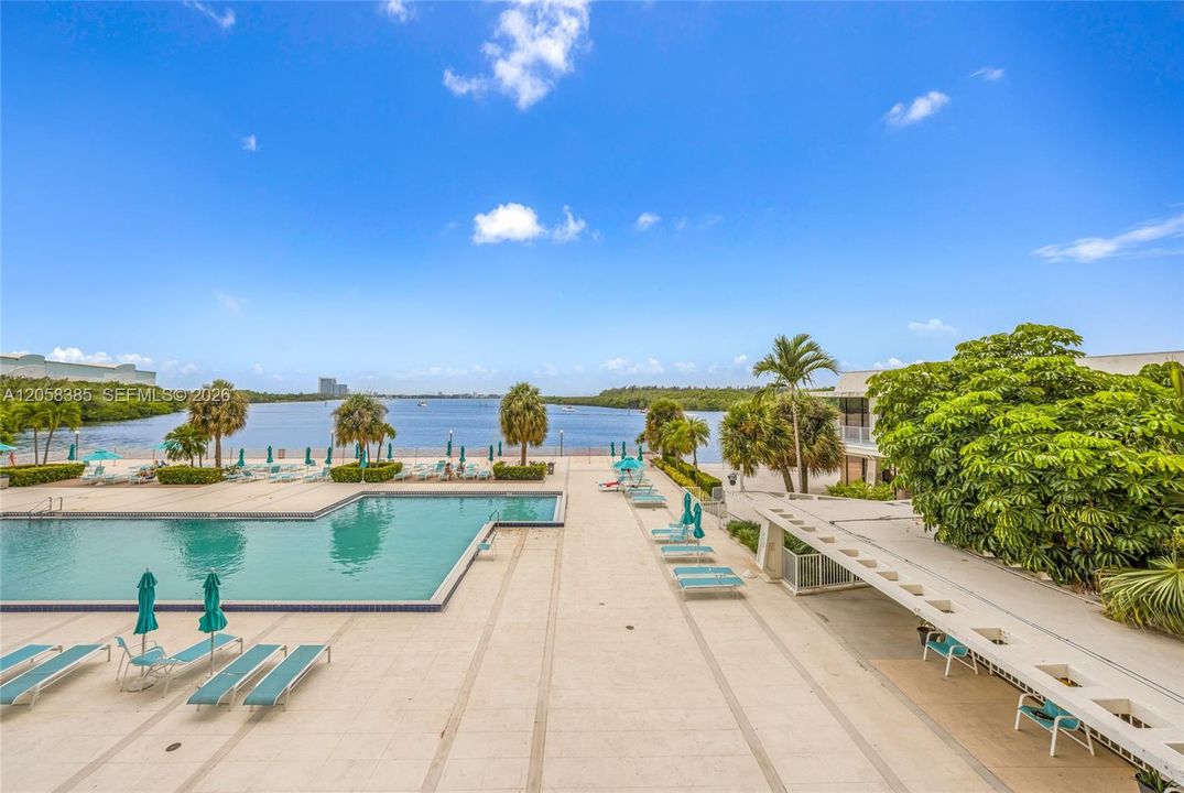 For Sale: $239,000 (1 beds, 1 baths, 762 Square Feet)