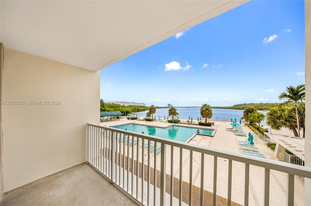 For Sale: $239,000 (1 beds, 1 baths, 762 Square Feet)