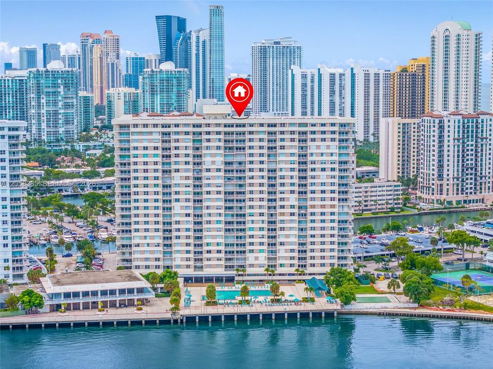 For Sale: $239,000 (1 beds, 1 baths, 762 Square Feet)