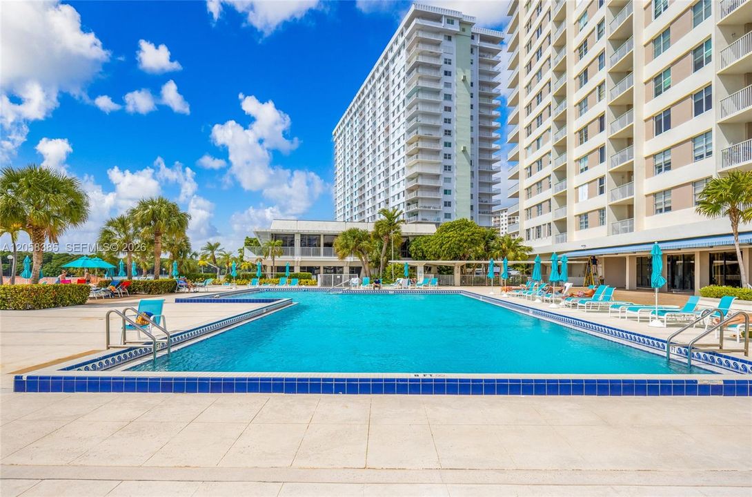 For Sale: $239,000 (1 beds, 1 baths, 762 Square Feet)