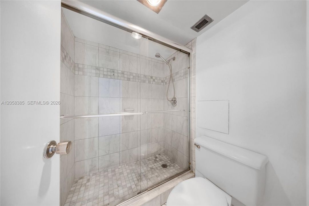 For Sale: $239,000 (1 beds, 1 baths, 762 Square Feet)
