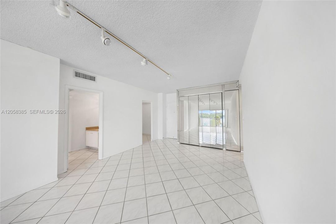 For Sale: $239,000 (1 beds, 1 baths, 762 Square Feet)