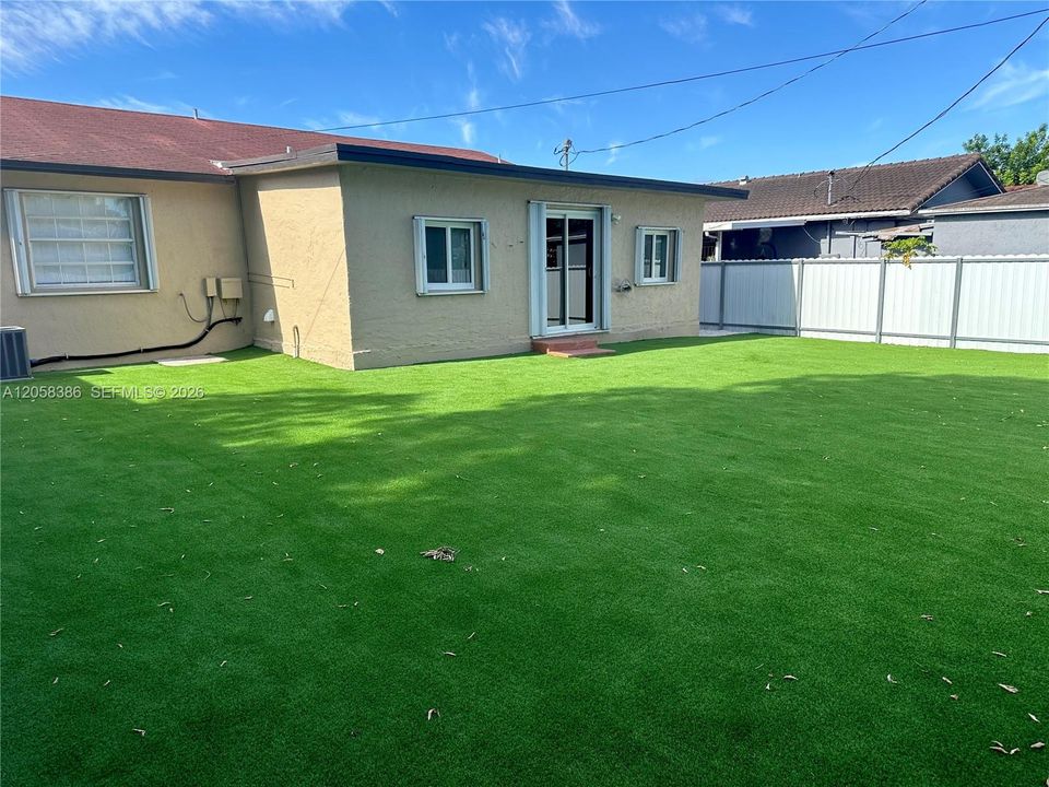 For Rent: $2,900 (3 beds, 2 baths, 1100 Square Feet)