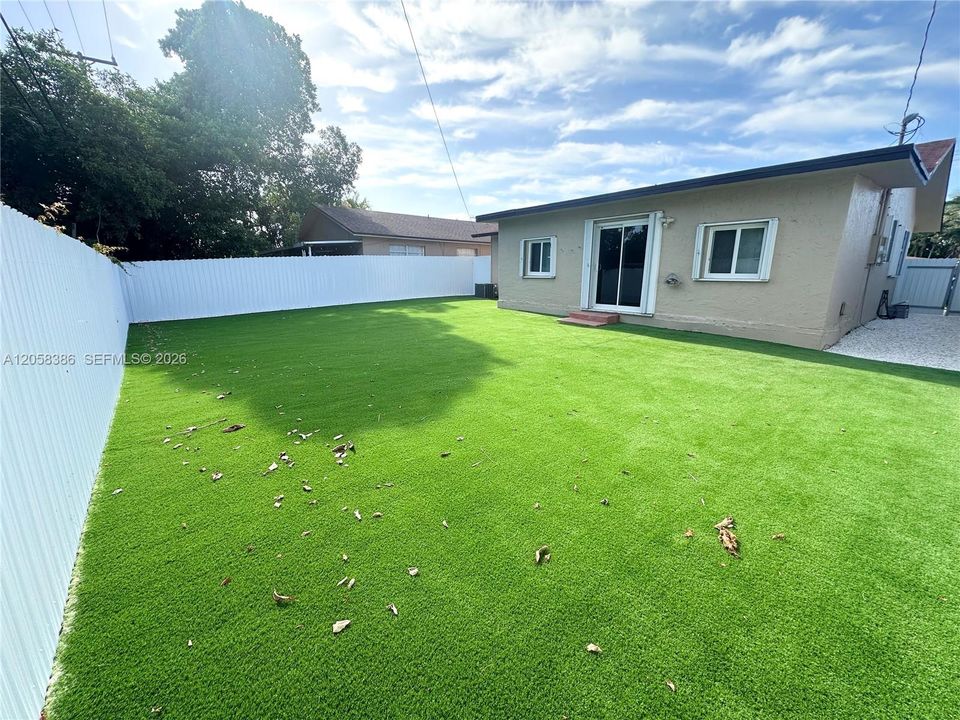 For Rent: $2,900 (3 beds, 2 baths, 1100 Square Feet)