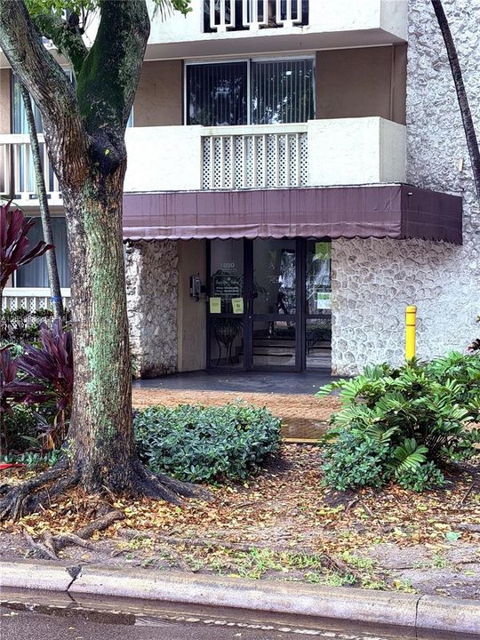 For Sale: $249,000 (2 beds, 2 baths, 1023 Square Feet)
