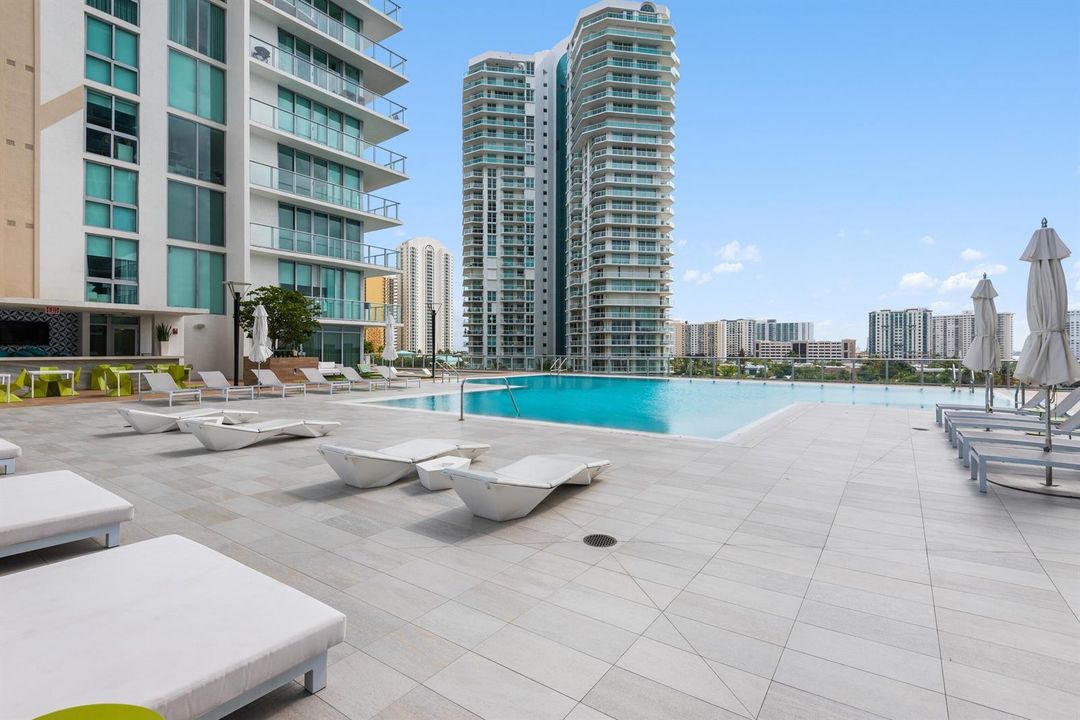 28_300SunnyIslesBlvd_Unit42408_29_Pool_H