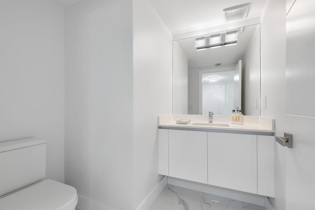 25_300SunnyIslesBlvd_Unit42408_7_HalfBat