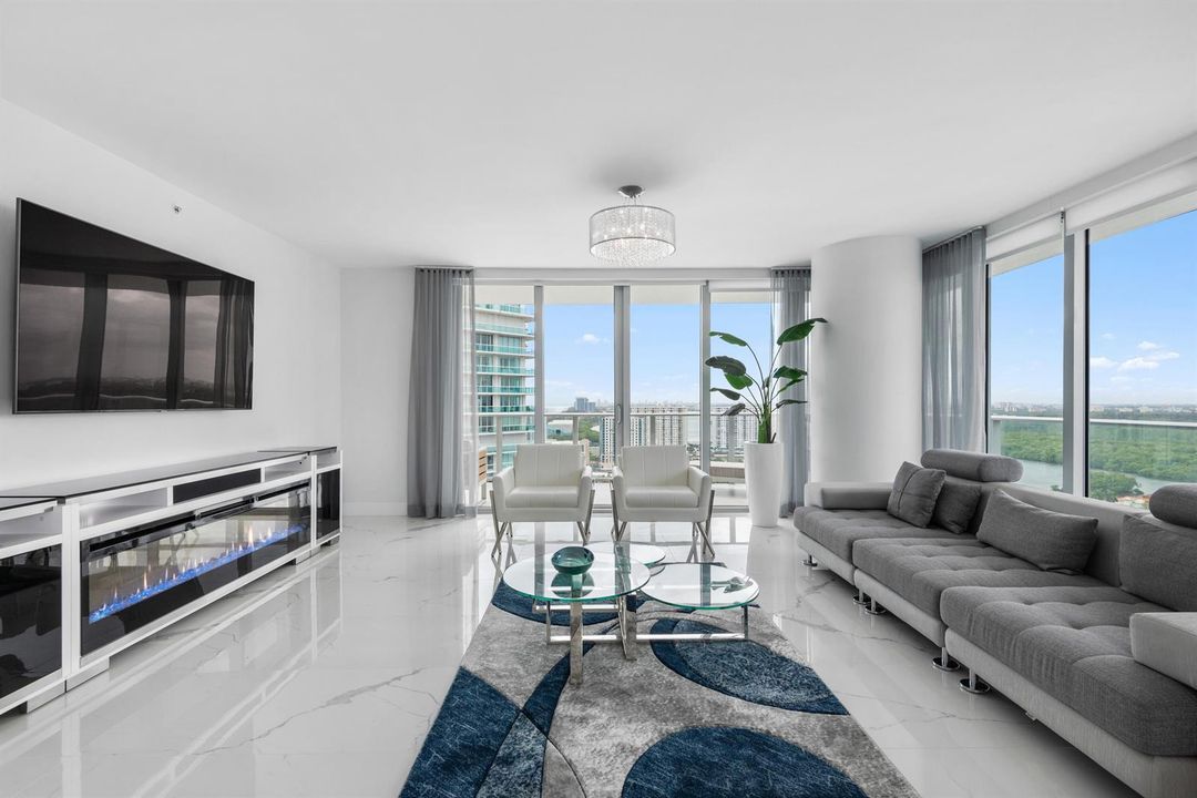 05_300SunnyIslesBlvd_Unit42408_165_Livin
