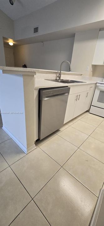 For Rent: $2,400 (2 beds, 2 baths, 1124 Square Feet)