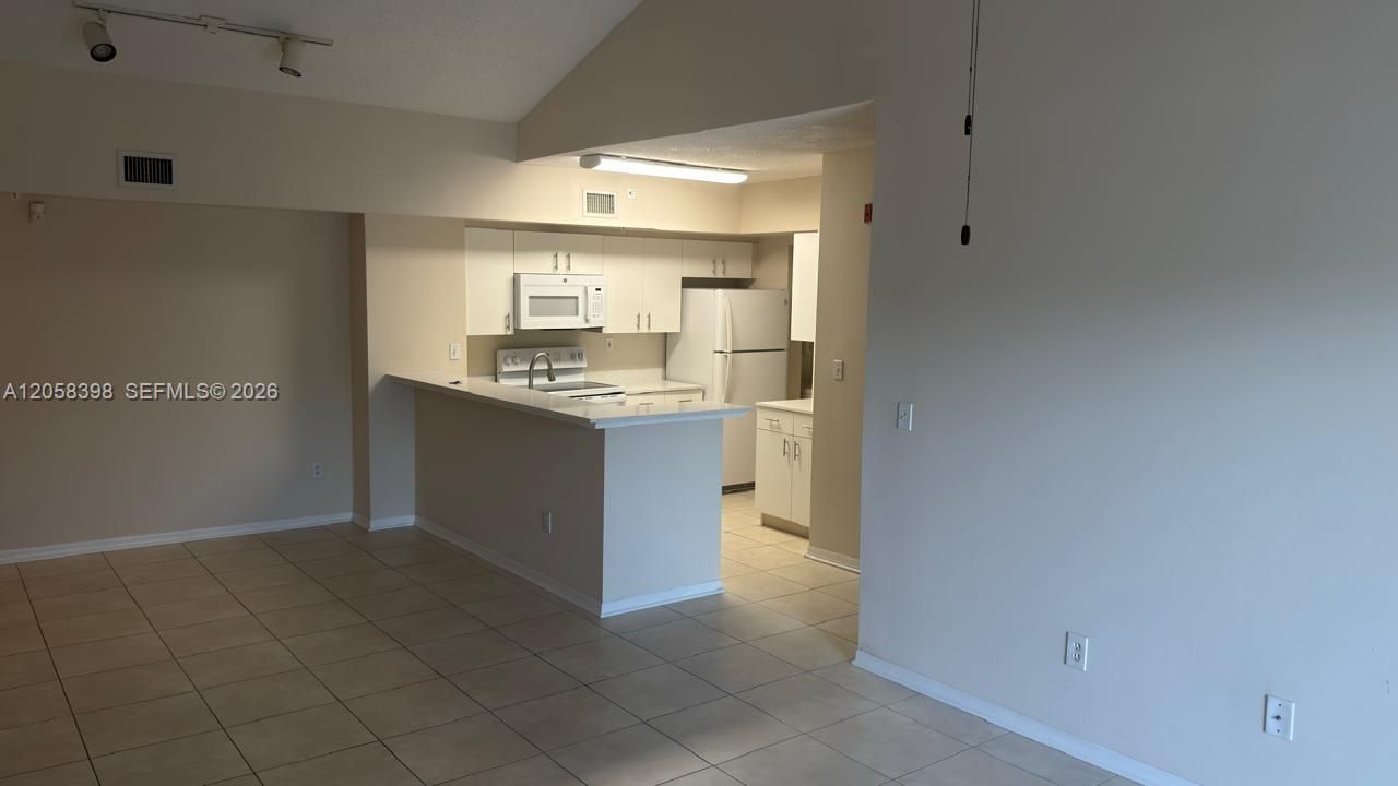 For Rent: $2,400 (2 beds, 2 baths, 1124 Square Feet)