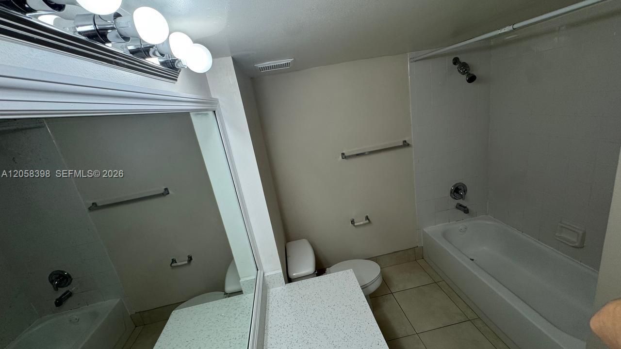 For Rent: $2,400 (2 beds, 2 baths, 1124 Square Feet)