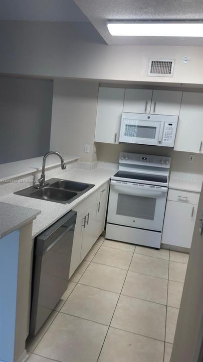 For Rent: $2,400 (2 beds, 2 baths, 1124 Square Feet)