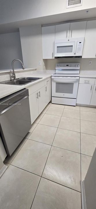 For Rent: $2,400 (2 beds, 2 baths, 1124 Square Feet)