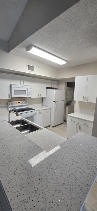 For Rent: $2,400 (2 beds, 2 baths, 1124 Square Feet)
