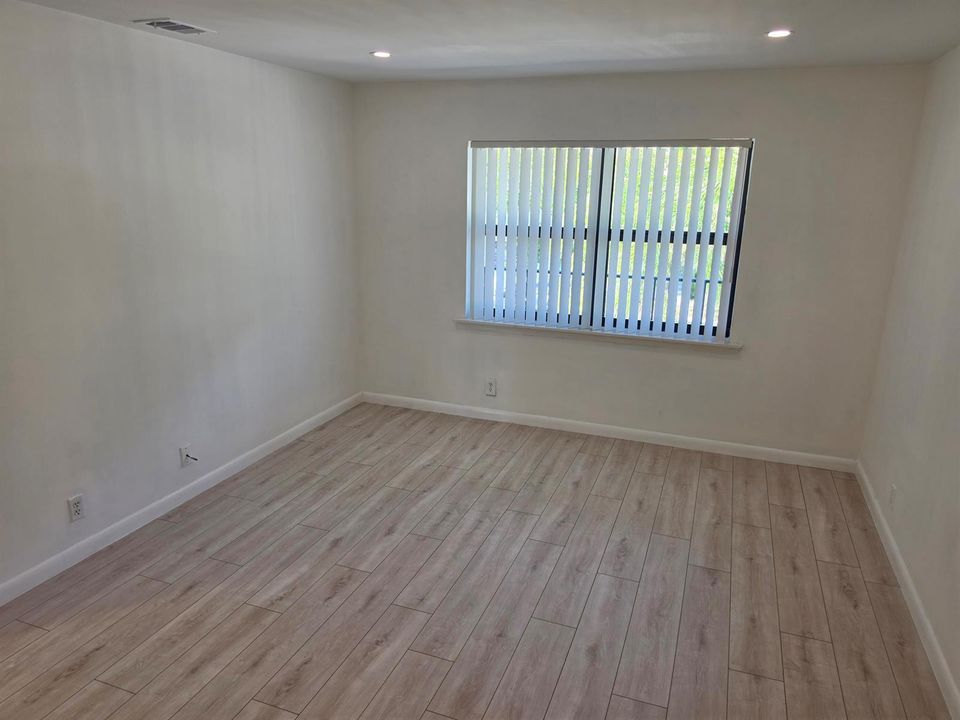 Master BR Fitted Closet
