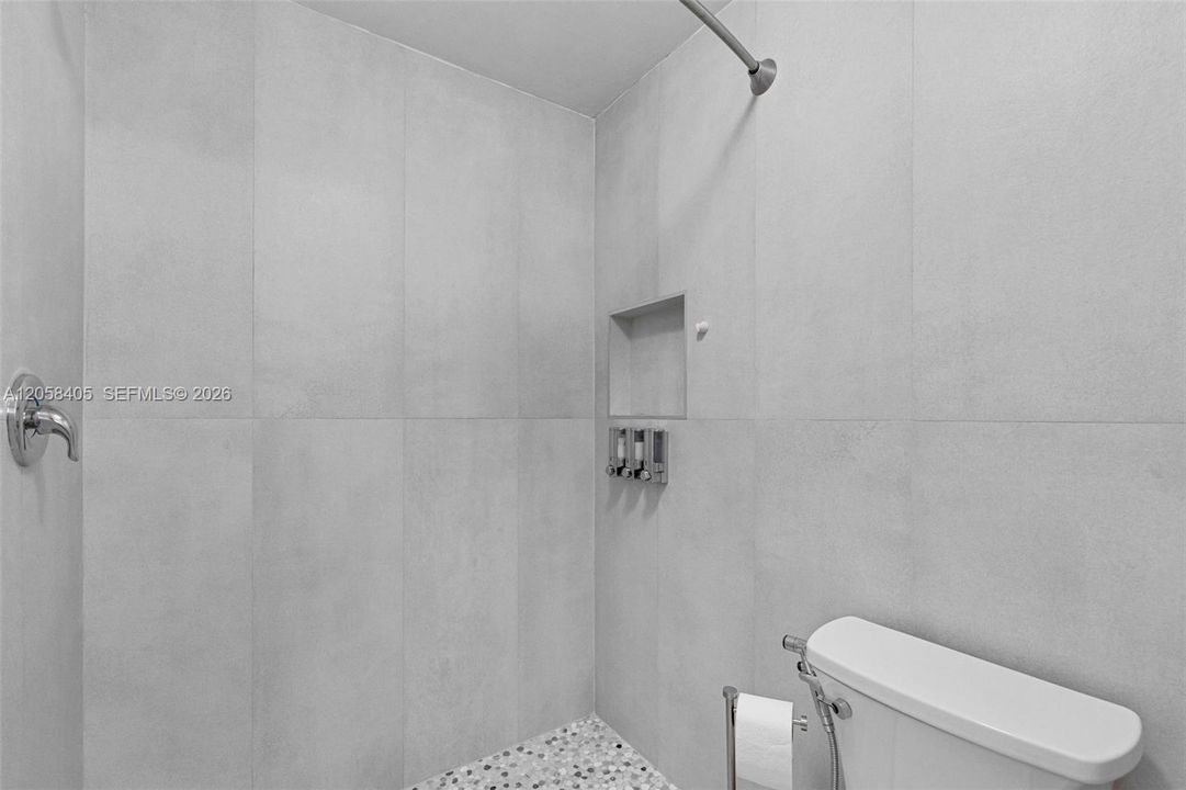 На продажу: $640,000 (2 спален, 2 ванн, 1068 Квадратных фут)