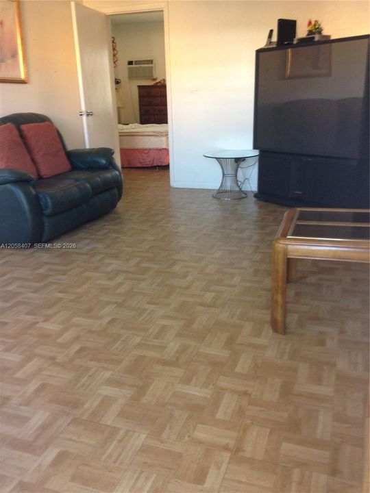 For Rent: $1,800 (1 beds, 1 baths, 1000 Square Feet)