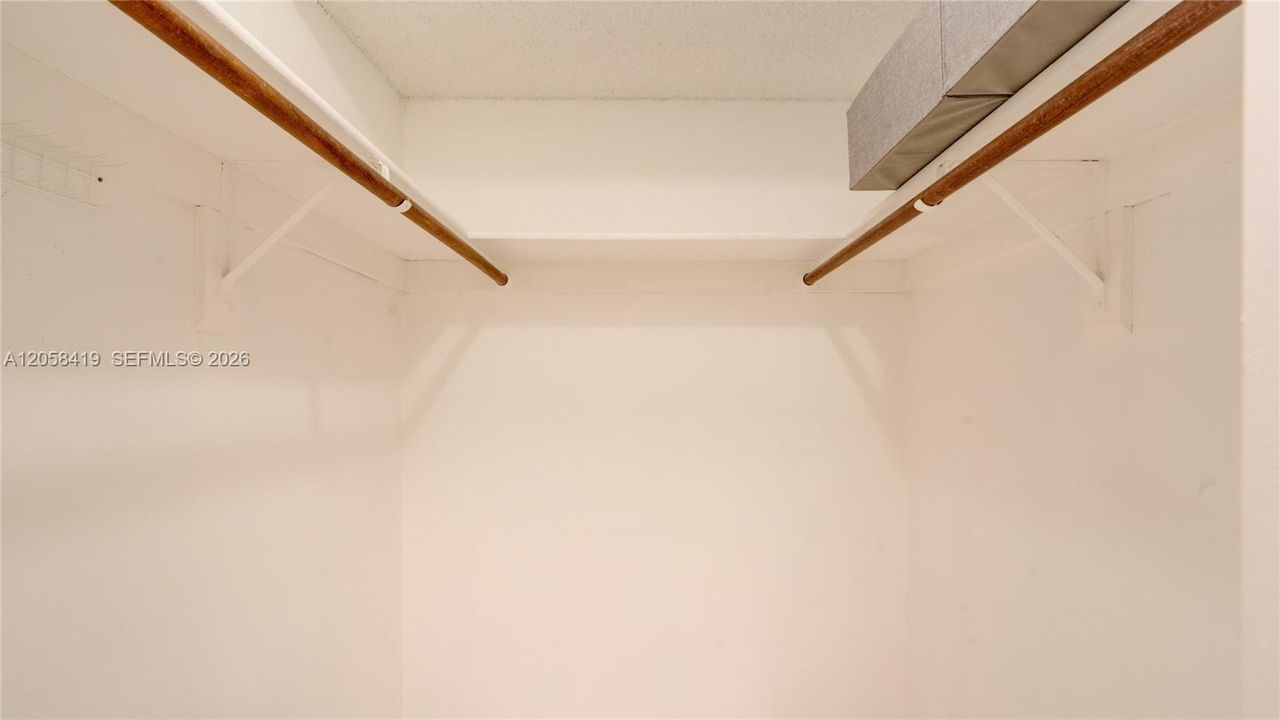 For Rent: $1,950 (1 beds, 1 baths, 712 Square Feet)