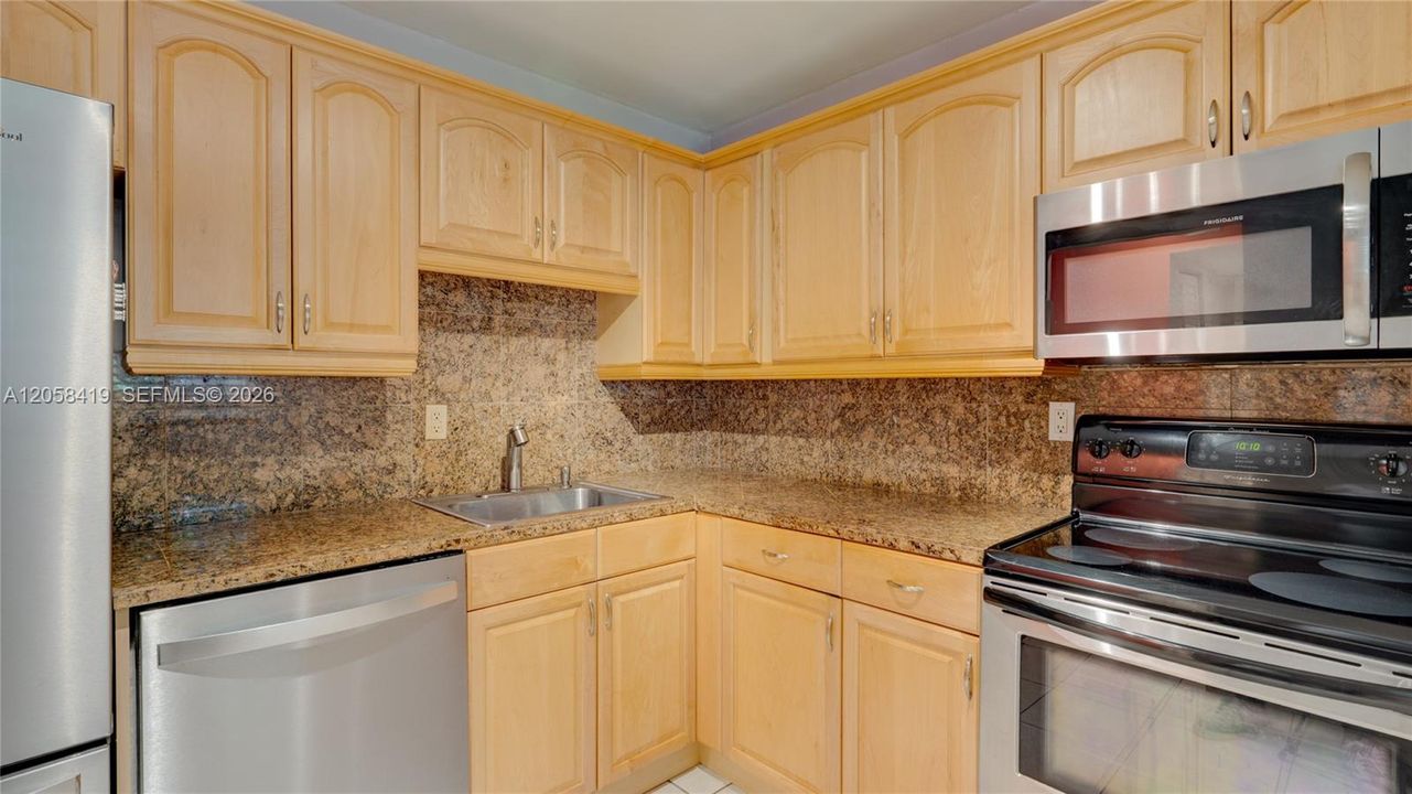 For Rent: $1,950 (1 beds, 1 baths, 712 Square Feet)
