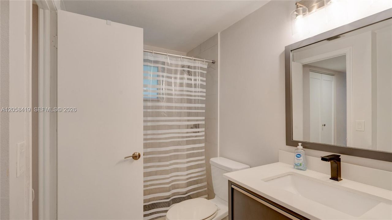 For Rent: $1,950 (1 beds, 1 baths, 712 Square Feet)