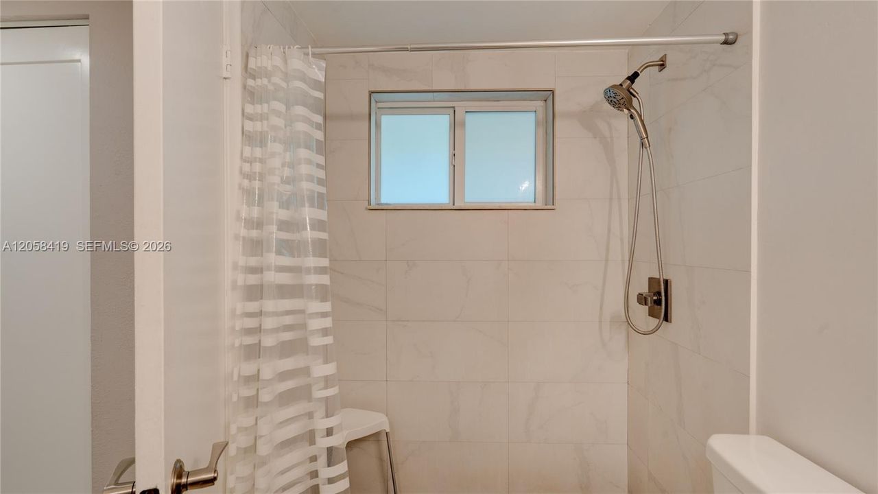 For Rent: $1,950 (1 beds, 1 baths, 712 Square Feet)