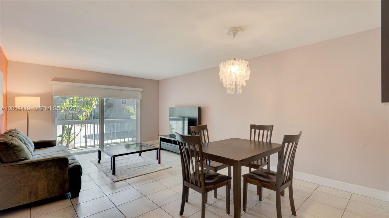 For Rent: $1,950 (1 beds, 1 baths, 712 Square Feet)
