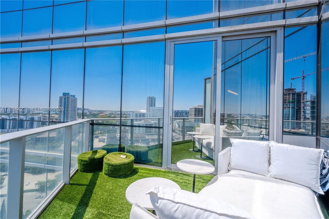 For Rent: $6,800 (1 beds, 1 baths, 937 Square Feet)