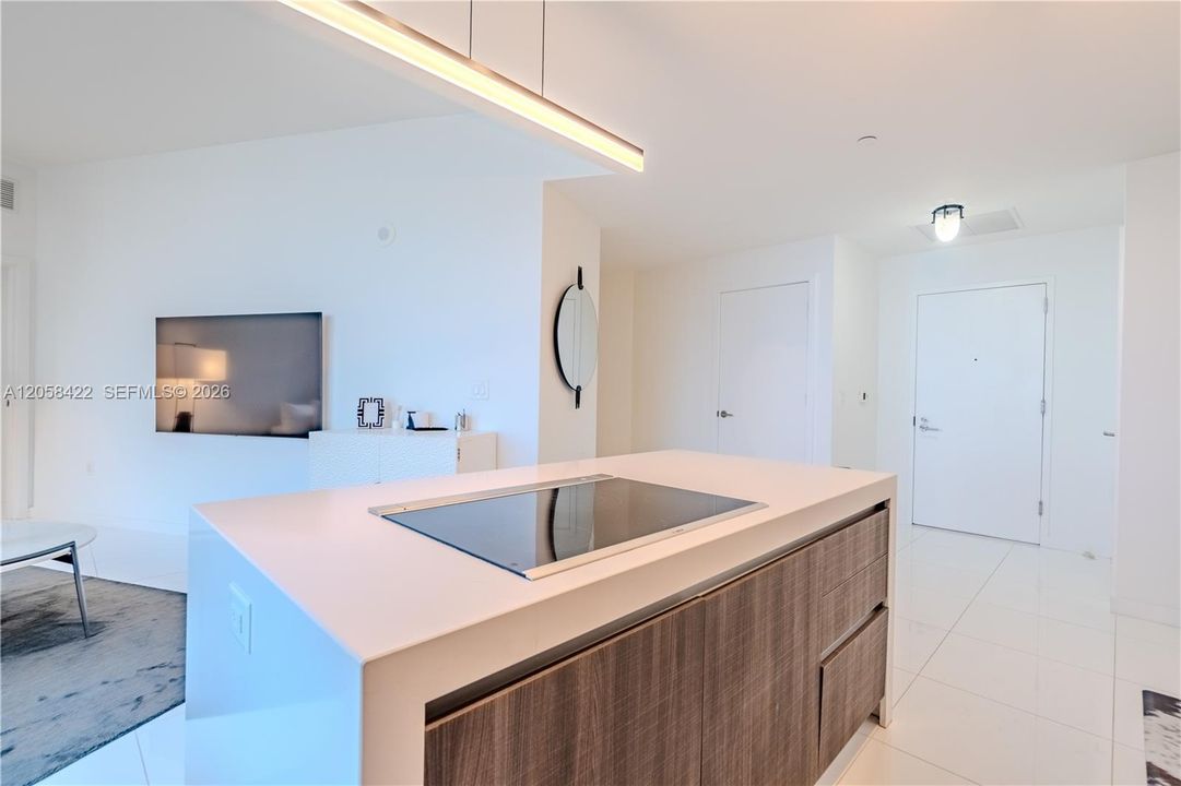 For Rent: $6,800 (1 beds, 1 baths, 937 Square Feet)