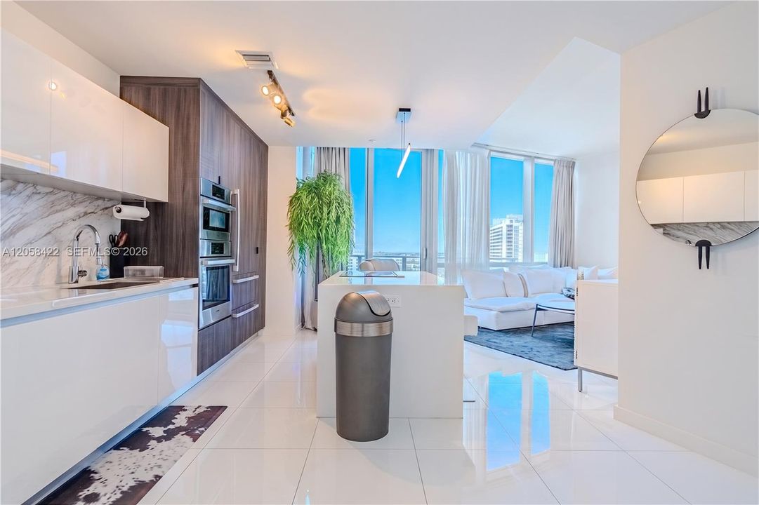 For Rent: $6,800 (1 beds, 1 baths, 937 Square Feet)