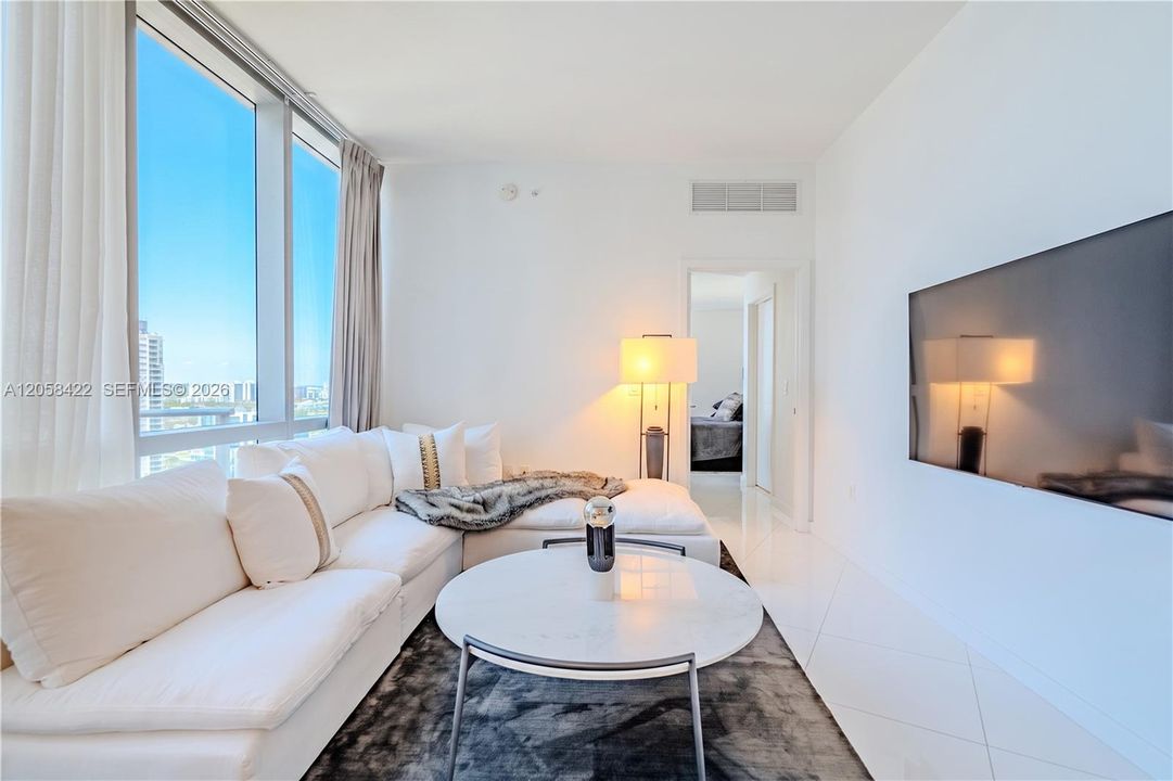 For Rent: $6,800 (1 beds, 1 baths, 937 Square Feet)