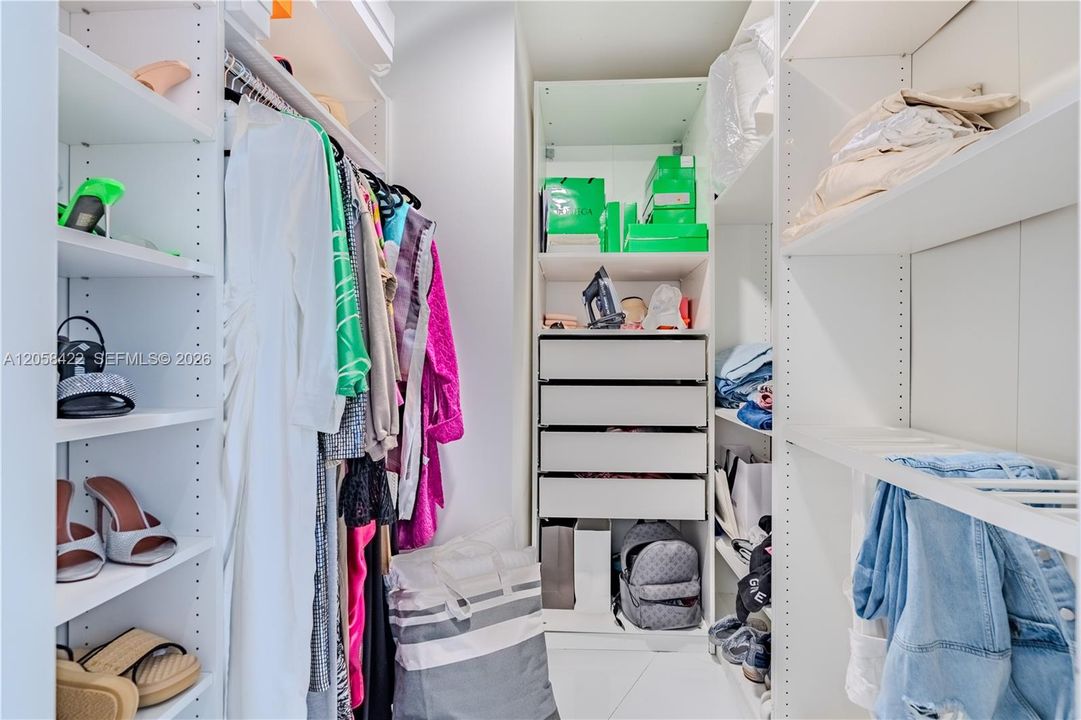For Rent: $6,800 (1 beds, 1 baths, 937 Square Feet)