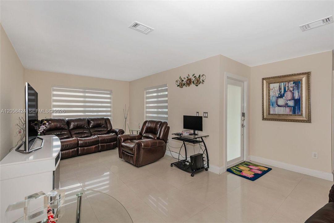 For Sale: $580,000 (3 beds, 2 baths, 1392 Square Feet)