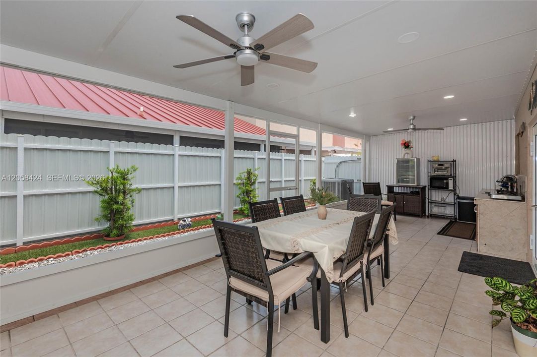 For Sale: $580,000 (3 beds, 2 baths, 1392 Square Feet)