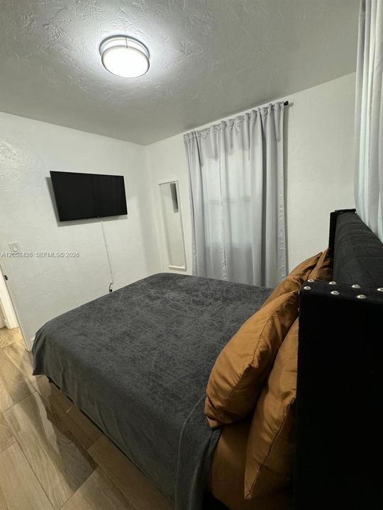 For Rent: $2,700 (2 beds, 1 baths, 924 Square Feet)