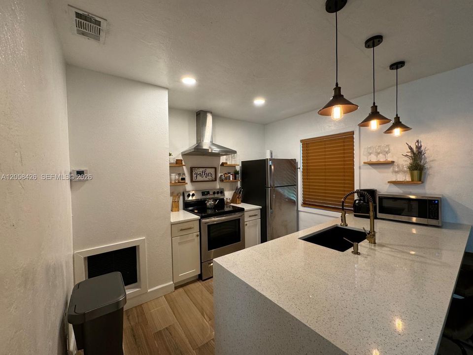 For Rent: $2,700 (2 beds, 1 baths, 924 Square Feet)