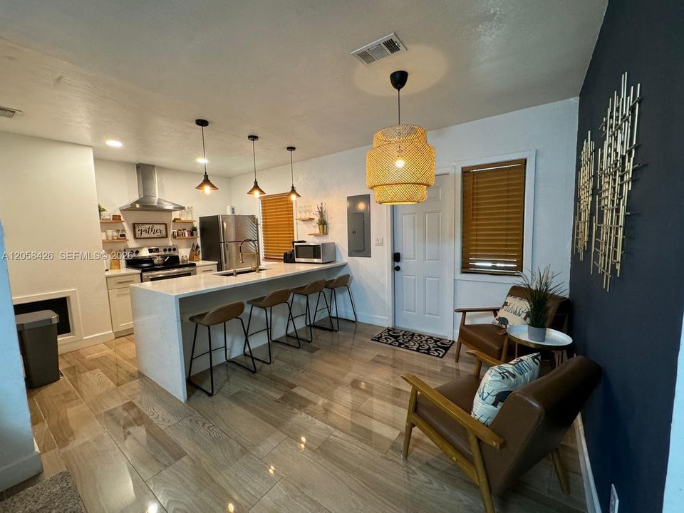 For Rent: $2,700 (2 beds, 1 baths, 924 Square Feet)