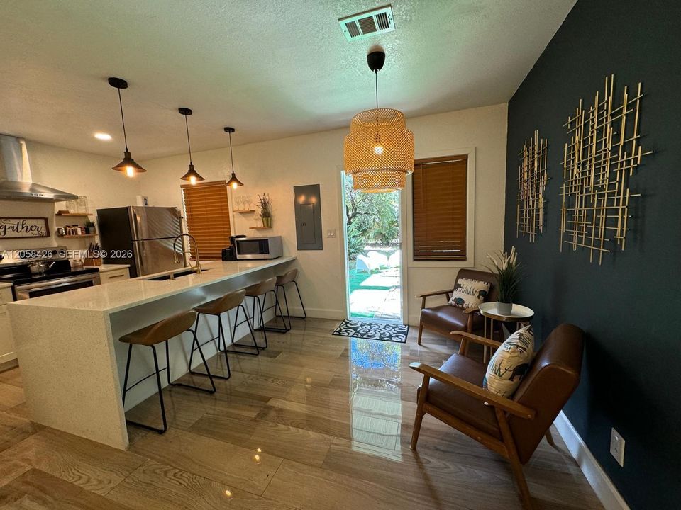For Rent: $2,700 (2 beds, 1 baths, 924 Square Feet)
