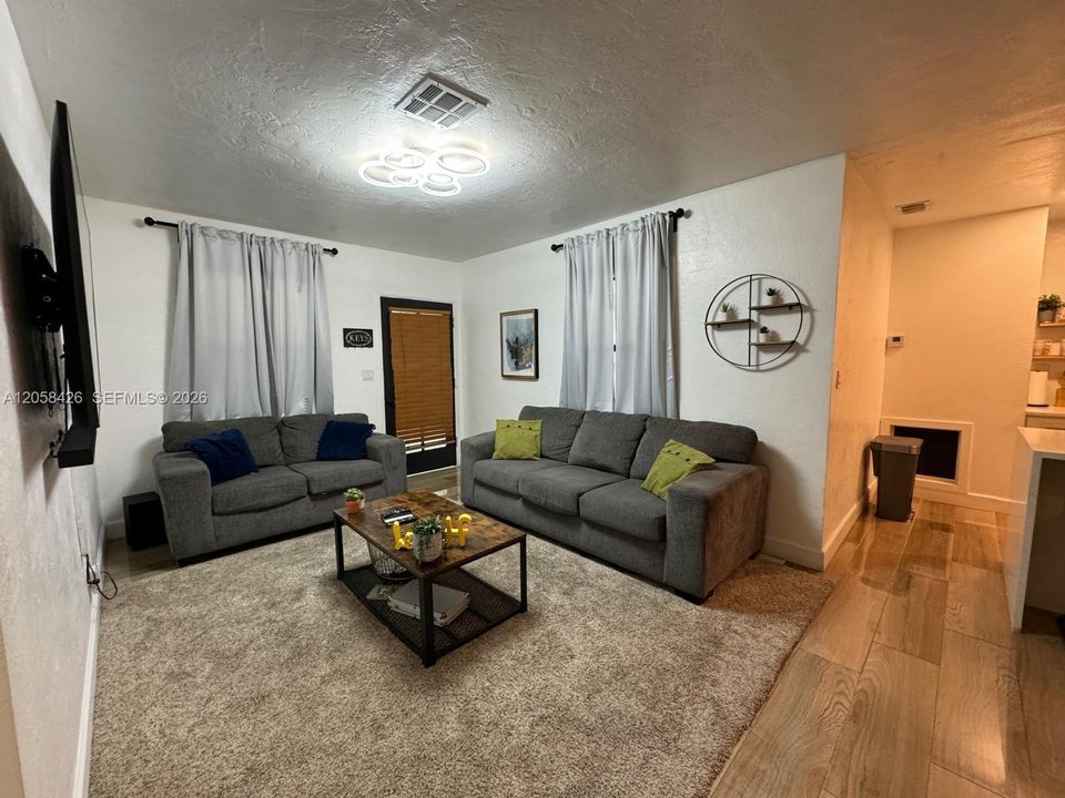 For Rent: $2,700 (2 beds, 1 baths, 924 Square Feet)