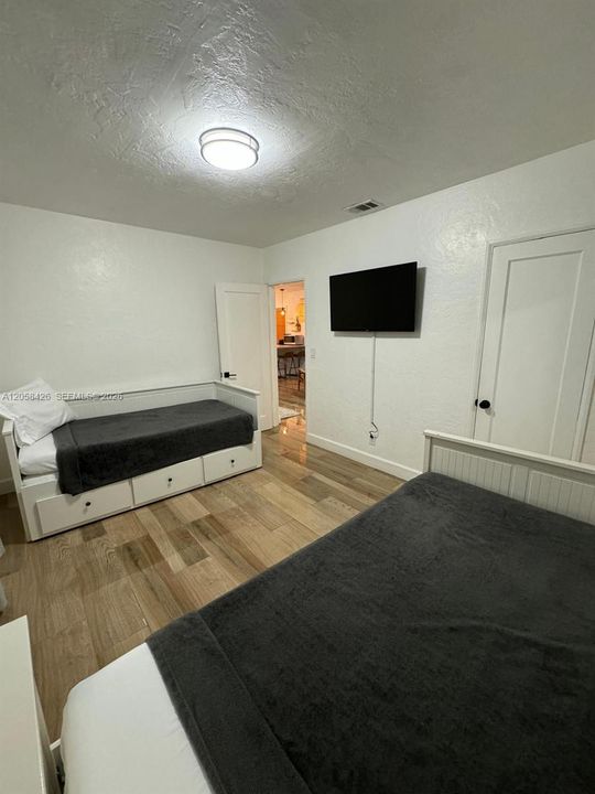 For Rent: $2,700 (2 beds, 1 baths, 924 Square Feet)