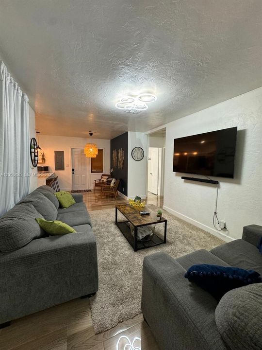 For Rent: $2,700 (2 beds, 1 baths, 924 Square Feet)